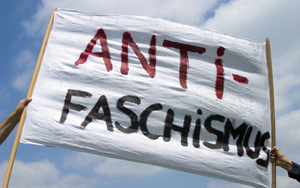Anti-Faschismus-Transparent auf einer Demonstration